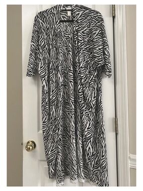 Chico’s Black White Animal Print Short Sleeve Sweater Cardigan Sz  1  Small 8-10